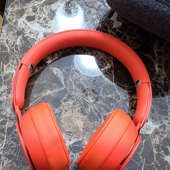 Beat by Dr.Dre studio 3. Color: citrus red - Picture 4 of 6